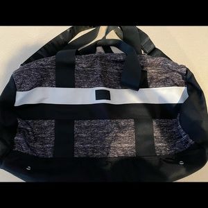 V.S Pink black 🤍 and white duffle bag🖤